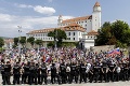 Protest pred parlamentom naberá na sile: Dav nespokojných ľudí sa zväčšil, pribudlo aj policajtov