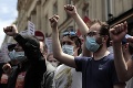 Proti pandemickým opatreniam protestovali aj vo Francúzsku: Demonštrácie prerástli do stretov s políciou