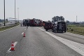 Autobus v Chorvátsku zišiel z diaľnice a havaroval: Zomrelo 10 ľudí, najmenej 45 sa zranilo