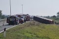 Autobus v Chorvátsku zišiel z diaľnice a havaroval: Zomrelo 10 ľudí, najmenej 45 sa zranilo
