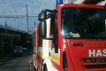 Hasiči zasahujú pri požiari auta v Bratislave: Na mieste sa tvoria kolóny