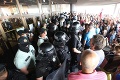 Reportéri bez hraníc si všimli protesty pred parlamentom: Jasná výzva polícii