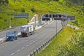 Vodiči hromžia na uzáveru vyťaženého tunela: Dopravu z diaľnice odklonili cez Tatry