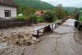 Východom Slovenska sa prehnala mimoriadne silná búrka: Dva okresy bojujú s povodňami