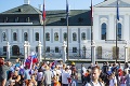 Protest v Bratislave naberá na obrátkach: Demonštrujúci zablokovali aj ďalšie ulice, na mieste sú ťažkoodenci