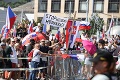 Protest v Bratislave naberá na obrátkach: Demonštrujúci zablokovali aj ďalšie ulice, na mieste sú ťažkoodenci