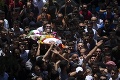 Pohreb palestínskeho chlapca († 12) vyústil do potýčok: Vzduchom lietali kamene a fľaše, vojaci použili slzotvorný plyn
