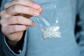 Tínedžerku obvinili z obchodovania s drogami: Toto všetko našli policajti pri domovej prehliadke