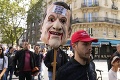 Vo Francúzsku protestovali proti covidovým pasom: Polícia tvrdo zasiahla slzotvorným plynom