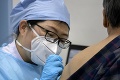 V Hongkongu zavádzajú povinné očkovanie pre pracovníkov štyroch oblastí: Čo čaká neočkovaných?
