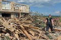 Opravy domov zničených tornádom na Morave viaznu: Ľudia musia žiť v provizórnych podmienkach