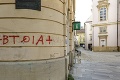 Posprejované budovy v Bratislave pobúrili aj primátora Valla: Jasný odkaz