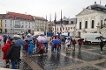 Ako to vyzerá v Bratislave: Okraj Hodžovo námestia lemujú ťažkoodenci, na druhom proteste zasahovala polícia