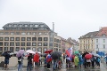 V Bratislave sa opäť protestuje: Prišli ďalší demonštranti, na mieste sú ťažkoodenci