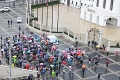 Ako to vyzerá v Bratislave: Okraj Hodžovo námestia lemujú ťažkoodenci, na druhom proteste zasahovala polícia