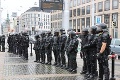 Rušno v Bratislave! Demonštranti zablokovali cestu pri Hodžovom námestí, zasahovali ťažkoodenci