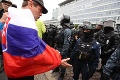 Protesty v Bratislave nie sú až také pokojné: Zasahovať museli aj záchranári