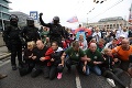 Protesty v Bratislave: Ťažkoodenci vytlačili dav z ciest, Kotlebov brat skončil v nemocnici!