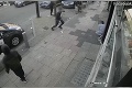 Scéna ako z hororu, masaker priamo na ulici: Muža napadol útočník s mačetou