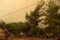 Zúfalstvo a hnev: Grékom horia domy pred očami, hasiči nestíhajú
