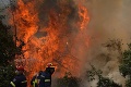 Zúfalstvo a hnev: Grékom horia domy pred očami, hasiči nestíhajú