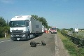 Tragická nehoda! Auto sa zrazilo s nákladiakom, diaľnicu D2 v smere do Bratislavy uzavreli