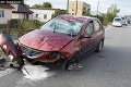 Hrozivo vyzerajúca nehoda vo Svinici: Auto skončilo na streche, spolujazdec sa vážne zranil