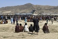 Chaos na kábulskom letisku je nezvládnuteľný: Taliban ukazuje prstom na Spojené štáty