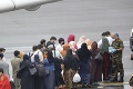 Pri Bruseli pristál prvý evakuačný let z Afganistanu: Medzi utečencami boli ženy a niekoľko malých detí