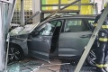 Spúšť po nehode v Prahe: Auto vrazilo do budovy a poničilo výťah, záchranári ratovali malého chlapca