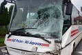 Hrozivo vyzerajúca nehoda na východe Slovenska: Čelná zrážka autobusu s kamiónom