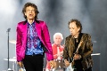 Rolling Stones budú pokračovať v turné napriek smrti bubeníka: Pocta Wattsovi († 80)