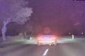 Naháňačka ako z akčného filmu: Mladík na Mercedese unikal pred policajtami, nezastavili ho ani výstrely