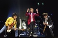 Rolling Stones budú pokračovať v turné napriek smrti bubeníka: Pocta Wattsovi († 80)