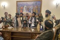Nové tváre aj ženy: Taliban plánuje zostaviť dočasnú vládu, k čomu ich zaväzuje dohoda s USA?