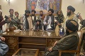 Nové tváre aj ženy: Taliban plánuje zostaviť dočasnú vládu, k čomu ich zaväzuje dohoda s USA?