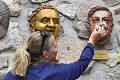Na humor mali nos: V Uličke slávnych nosov pribudli reliéfy dvoch legendárnych hercov