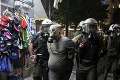 Protest v Aténach: Odporcovia očkovania zaútočili na policajtov