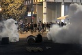 Protest v Aténach: Odporcovia očkovania zaútočili na policajtov