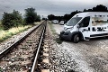 Dráma na západe Slovenska: Vodič zasahoval s dodávkou do koľajiska, narazil do nej vlak