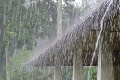 SHMÚ opäť upozorňuje na silný dážď: Kde platia výstrahy pred povodňami?
