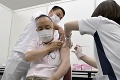 Smrť dvoch mužov po očkovaní Modernou v Japonsku: Osudná chyba s ihlami?!