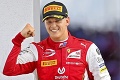 Mick Schumacher oživil spomienky na otca: Krátil si čas rovnakým spôsobom