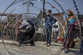 Po smrti povstaleckého vodcu vypukli v Kašmíre protesty: Lietali kamene, tvrdý zásah polície