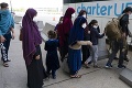 Čo bude s evakuovanými Afgancami, ktorí neprešli previerkami? Jedna krajina im ponúkne útočisko
