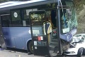 Vážna nehoda autobusu a troch áut pod Strečnom: Hlásia zranených! Cestu obnovili