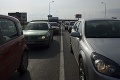 Na D1 pred Bratislavou sa zrazili tri autá: Nehoda spôsobila zdržanie