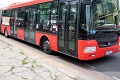 Autobus v Bratislave mal nehodu: Zranilo sa niekoľko ľudí, tvorili sa kolóny