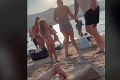 Veriaci muž bol pobúrený z toho, ako sa dievčatá obliekli na pláž: Drsná hádka pre TIETO bikiny