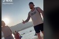 Veriaci muž bol pobúrený z toho, ako sa dievčatá obliekli na pláž: Drsná hádka pre TIETO bikiny